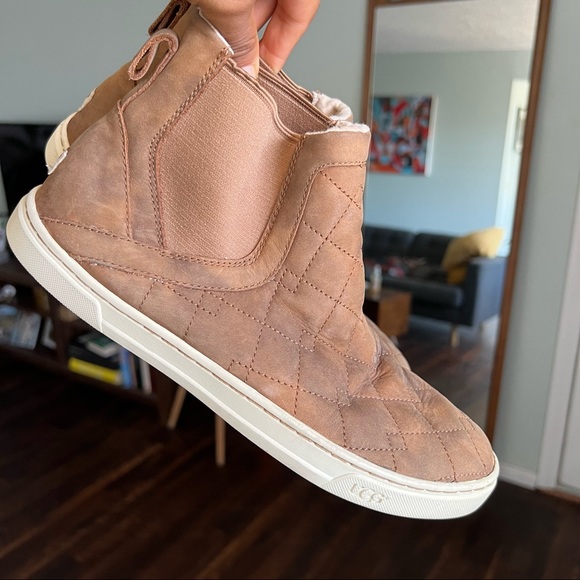 UGG Chelsea Boots - Picture 4 of 8